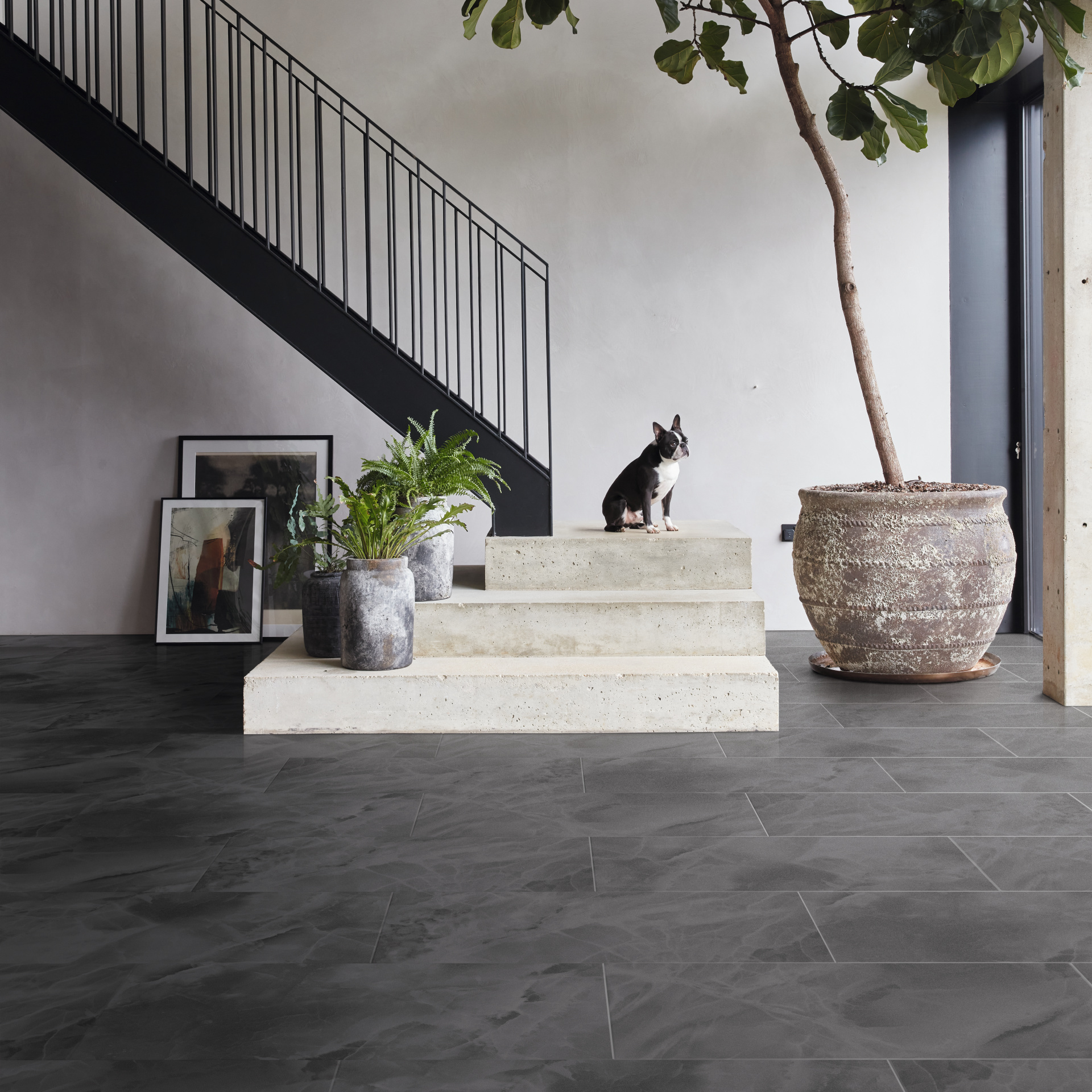 Art Select Black Onyx zwarte LVT vloerbedekking in een hal